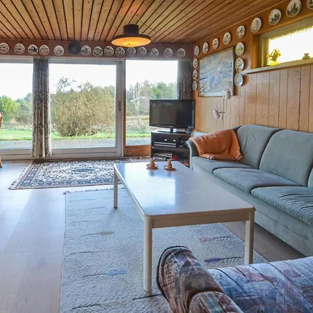 בית נופש 2 Bedroom Beautiful In Fur