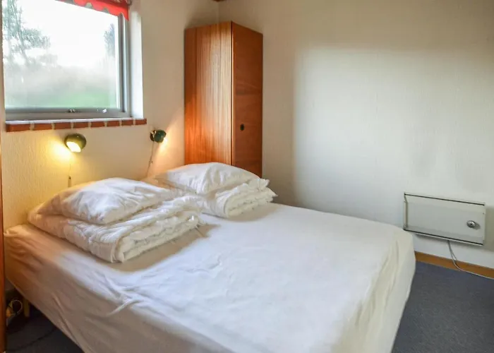 2 Bedroom Beautiful In Casa vacanze